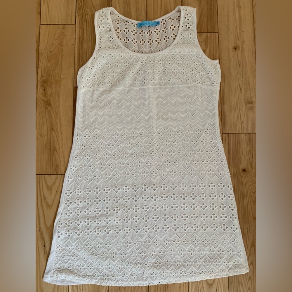 Solitaire women's eyelet swim coverup! Excellent condition!